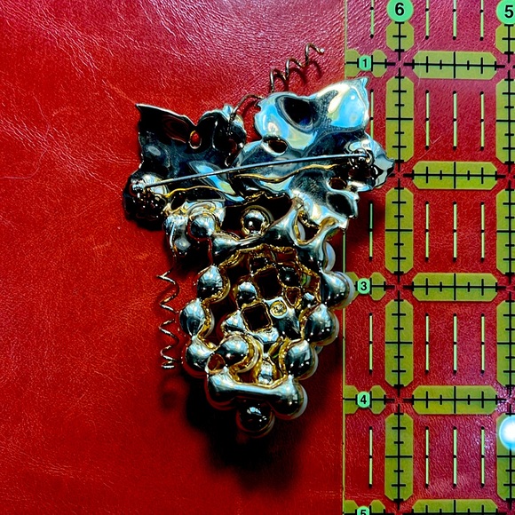 Swarovski crystal, pearl and grape cluster brooch - Picture 3 of 5
